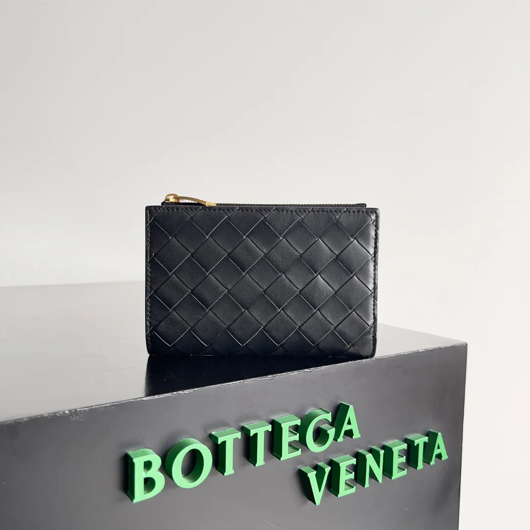 Batch 960 of BOTTEGA VENETA’s new woven small wallets are now shipping! ! ! 🥰🥰Made of carefully selected first-layer sheepskin fabric, this small luxury wallet has an elegant appearance and is also full of practicality. It can store change, driver's license and various cards at the same time. It is so small that it can be put in your pocket and carried with you. It is really convenient [Applause][Applause] Style No.: 667468 Size: 14.5*9.3*2cm